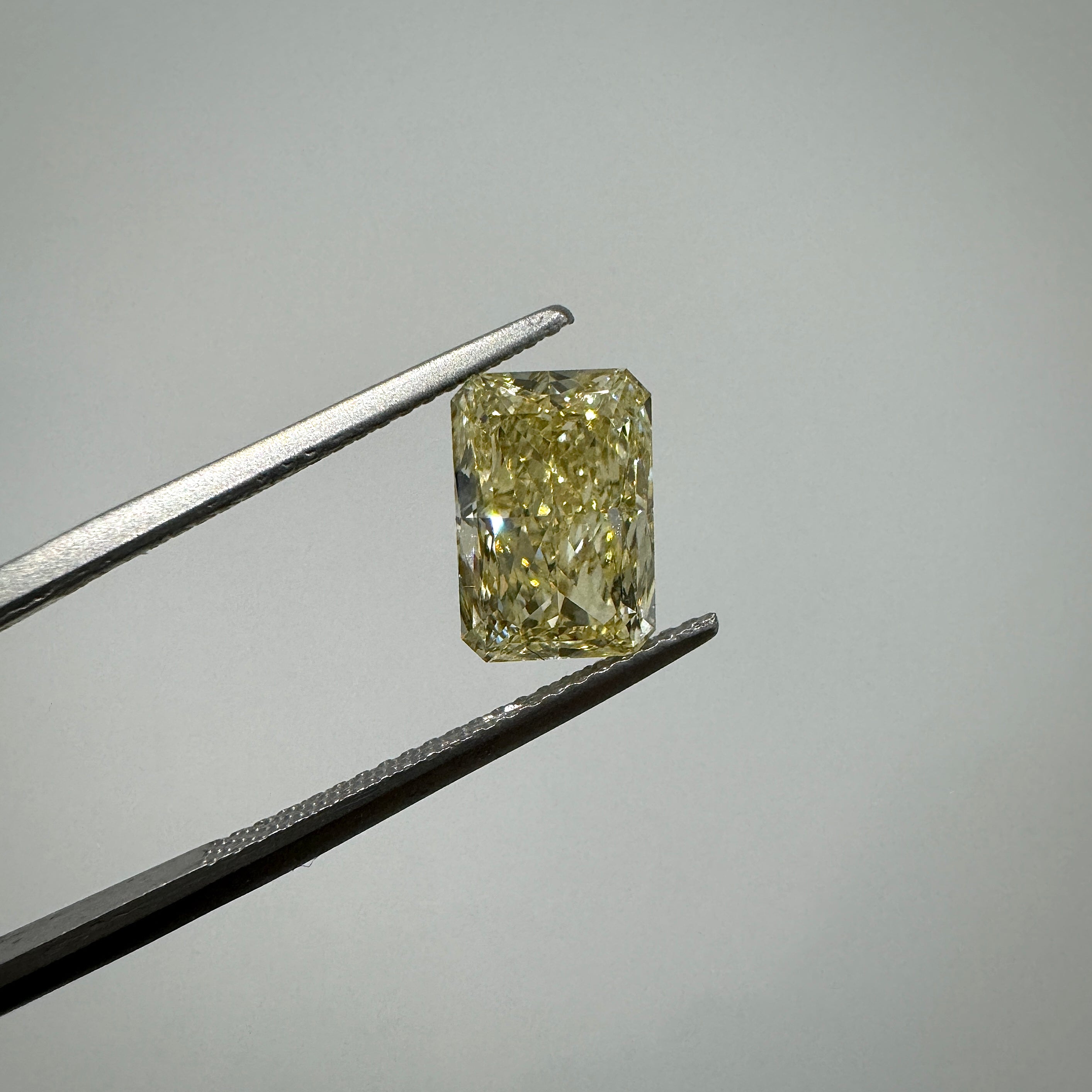 Lab Diamond - Radiant 2.70 ct Fancy Vivid Yellow VVS2