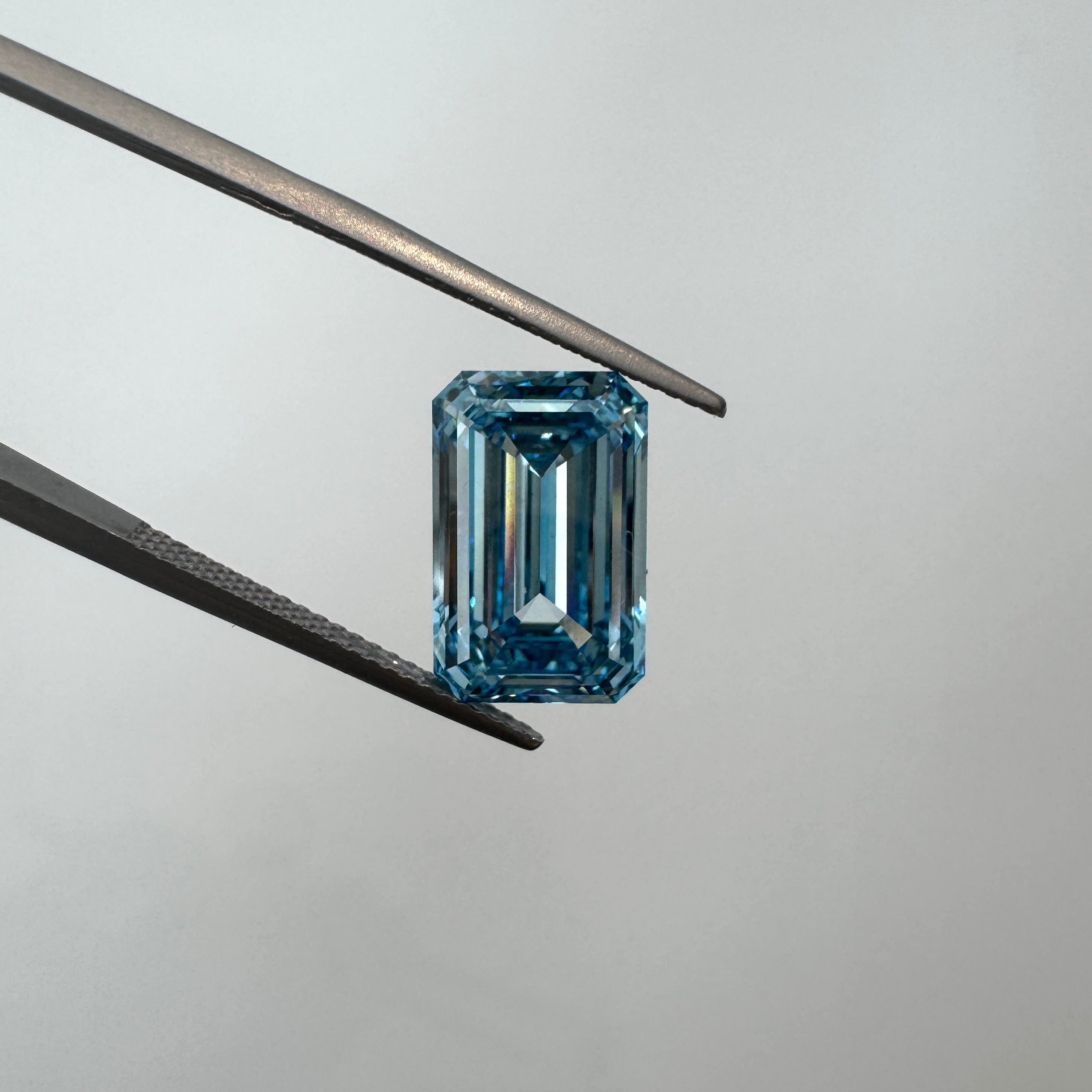 Lab Diamond - Emerald 7.04 ct Fancy Vivid Blue VS1